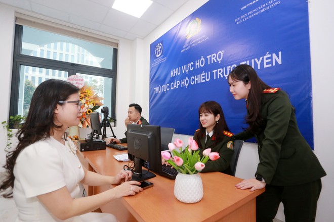 Người dân Hà Nội trải nghiệm thủ tục cấp hộ chiếu trực tuyến, nhận kết quả tại nhà- Ảnh 4.