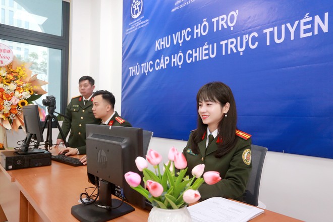 Người dân Hà Nội trải nghiệm thủ tục cấp hộ chiếu trực tuyến, nhận kết quả tại nhà- Ảnh 1.