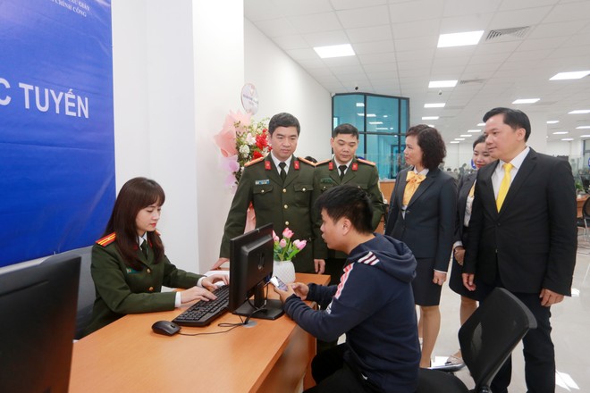 Người dân Hà Nội trải nghiệm thủ tục cấp hộ chiếu trực tuyến, nhận kết quả tại nhà- Ảnh 3.