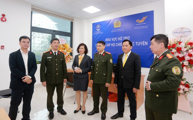 Người dân Hà Nội trải nghiệm thủ tục cấp hộ chiếu trực tuyến, nhận kết quả tại nhà- Ảnh 8.