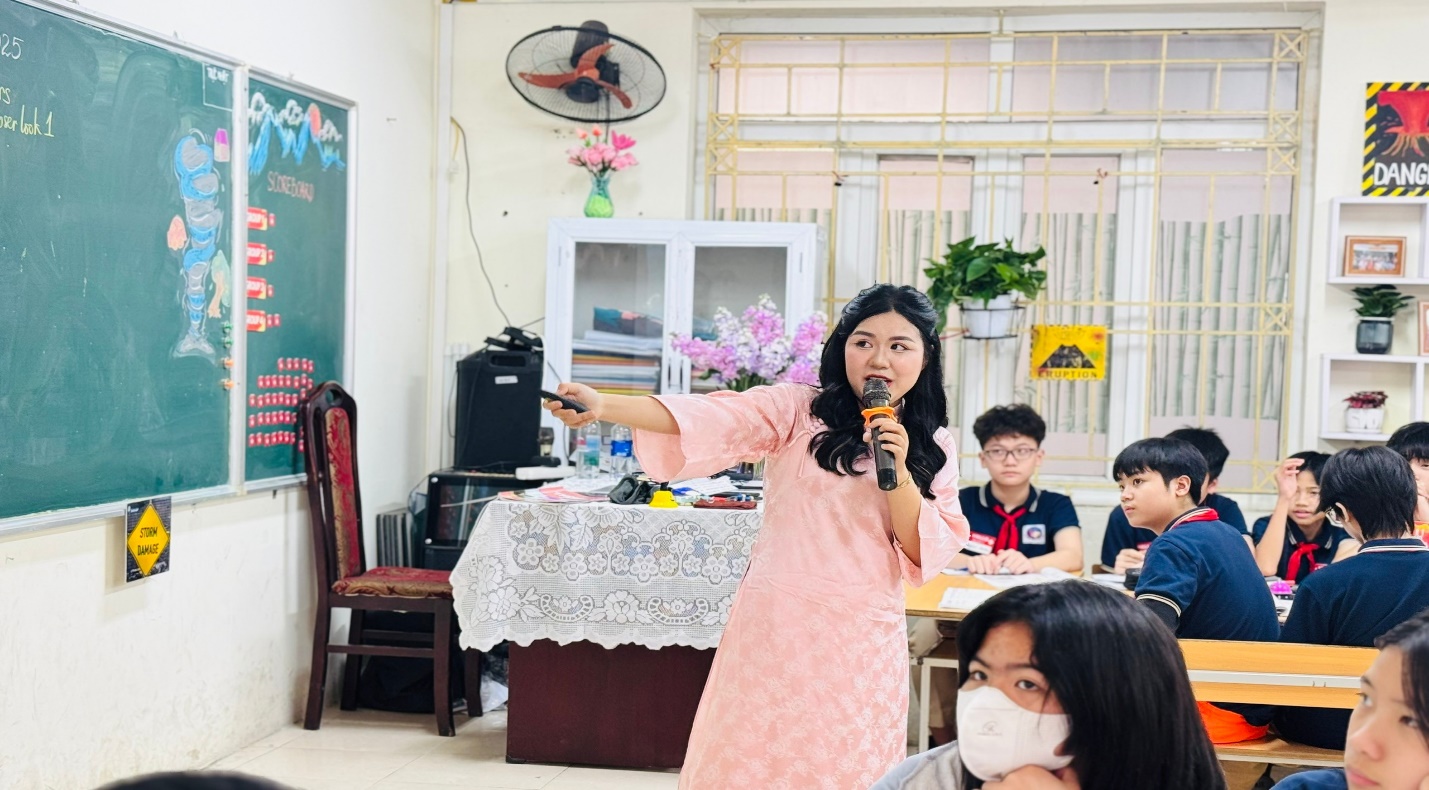 Tấm gương về cô giáo tài hoa và giàu tình yêu thương với học sinh- Ảnh 1.