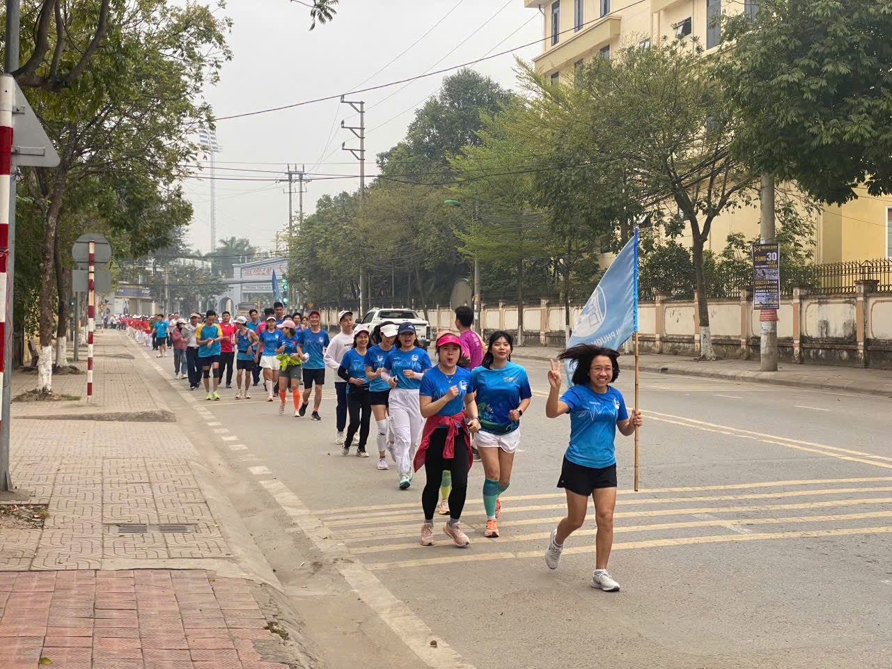 Hơn 10.000 người tham gia ngày chạy Olympic vì sức khỏe toàn dân năm 2025.- Ảnh 1.