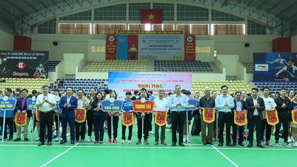 Hoài Đức tổ chức thành công giải Cầu lông vô địch các nhóm tuổi huyện lần thứ II, năm 2025- Ảnh 4.