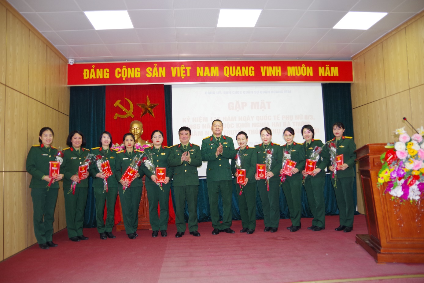 Ban CHQS quận Hoàng Mai tổ chức gặp mặt kỷ niệm 115 năm Ngày Quốc tế Phụ nữ 8/3, 1985 năm Cuộc khởi nghĩa Hai Bà Trưng, 32 năm Ngày truyền thống phụ nữ Quân đội.- Ảnh 3.