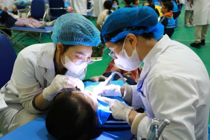 Bệnh viện Hữu nghị Việt Nam - Cu Ba khám răng miệng cho 1.300 học sinh quận Long Biên- Ảnh 1.