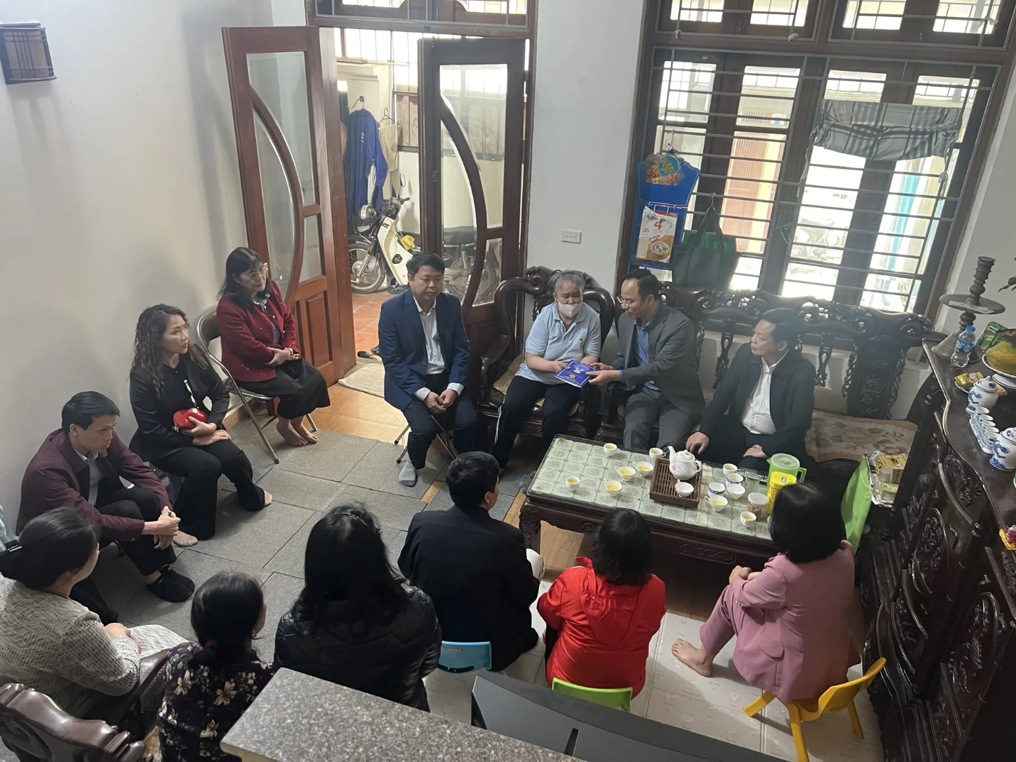 sáng 3/4 Phó Chủ tịch UBND quận Hoàng Mai Võ Xuân Trọng đã thay mặt Quận ủy, HĐND, UBND quận và các tổ chức đoàn thể&nbsp; thăm, động viên, chia buồn và hỗ trợ gia đình bị thiệt hại từ vụ cháy.- Ảnh 1.