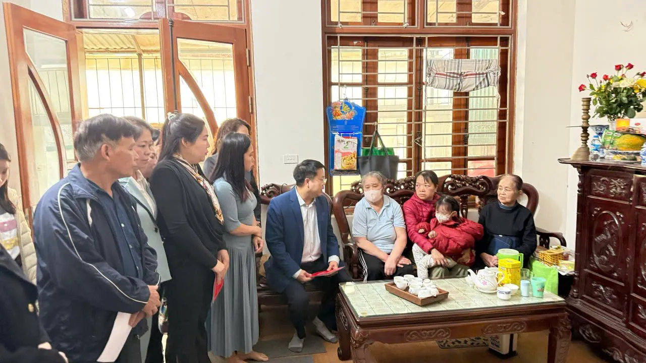 sáng 3/4 Phó Chủ tịch UBND quận Hoàng Mai Võ Xuân Trọng đã thay mặt Quận ủy, HĐND, UBND quận và các tổ chức đoàn thể&nbsp; thăm, động viên, chia buồn và hỗ trợ gia đình bị thiệt hại từ vụ cháy.- Ảnh 2.