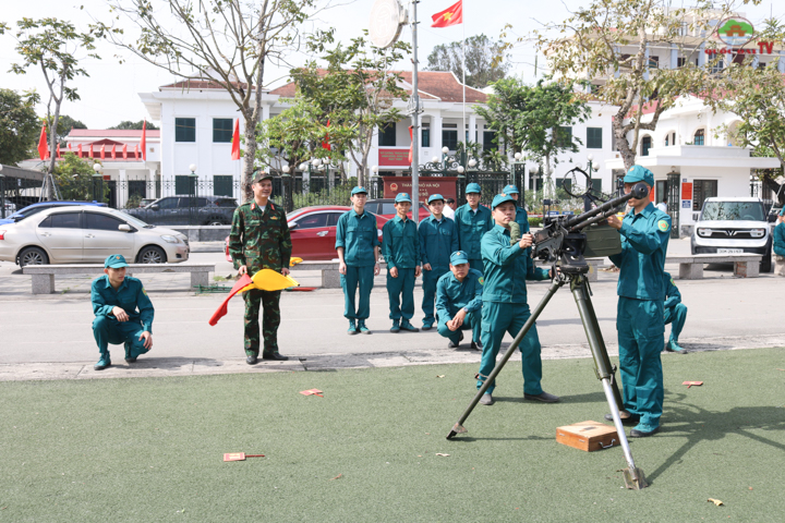 Quốc Oai khai mạc huấn luyện Dân quân Phòng không - Pháo binh năm 2025- Ảnh 4.