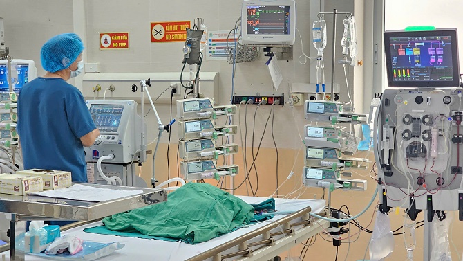 Cứu sống trẻ 14 tháng tuổi mắc tay chân miệng thể tối cấp bằng lọc máu liên tục- Ảnh 1.