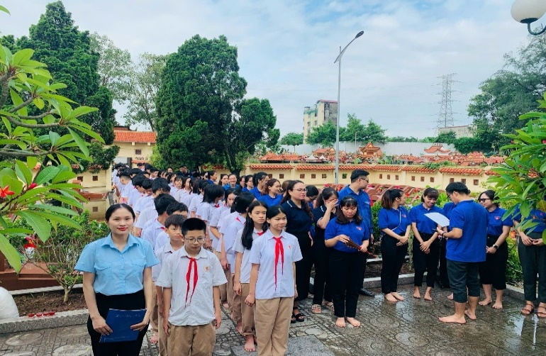 Cô giáo Đinh Thị Thu Hằng - Người thắp lửa nhiệt huyết cho học sinh trường THCS Yên Sở- Ảnh 1.