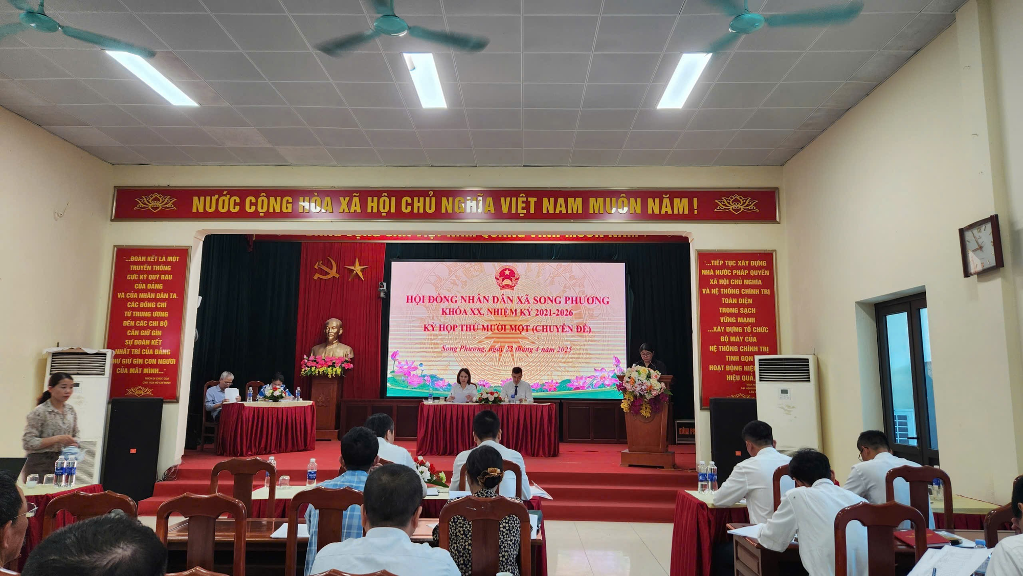 Hội đồng nhân dân xã Song Phương khóa XX, nhiệm kỳ 2021-2026 tổ chức kỳ họp chuyên đề- Ảnh 1.