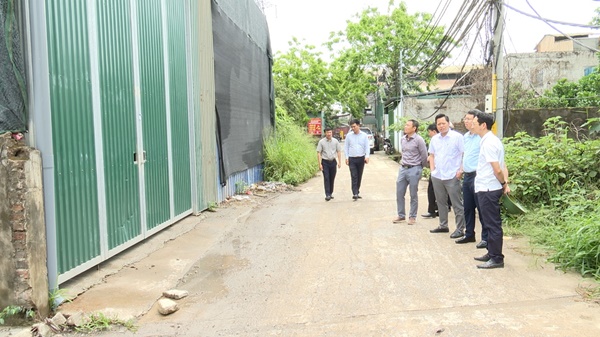 Đồng chí Chủ tịch UBND huyện kiểm tra công tác vi phạm đất đai trên địa bàn huyện- Ảnh 3.