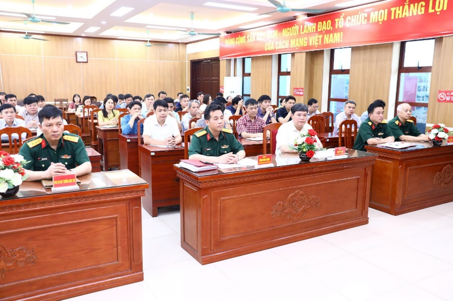 Hoài Đức: 95 đồng chí thuộc đối tượng 3 của huyện tham gia bồi dưỡng, cập nhật kiến thức quốc phòng an ninh năm 2025- Ảnh 1.