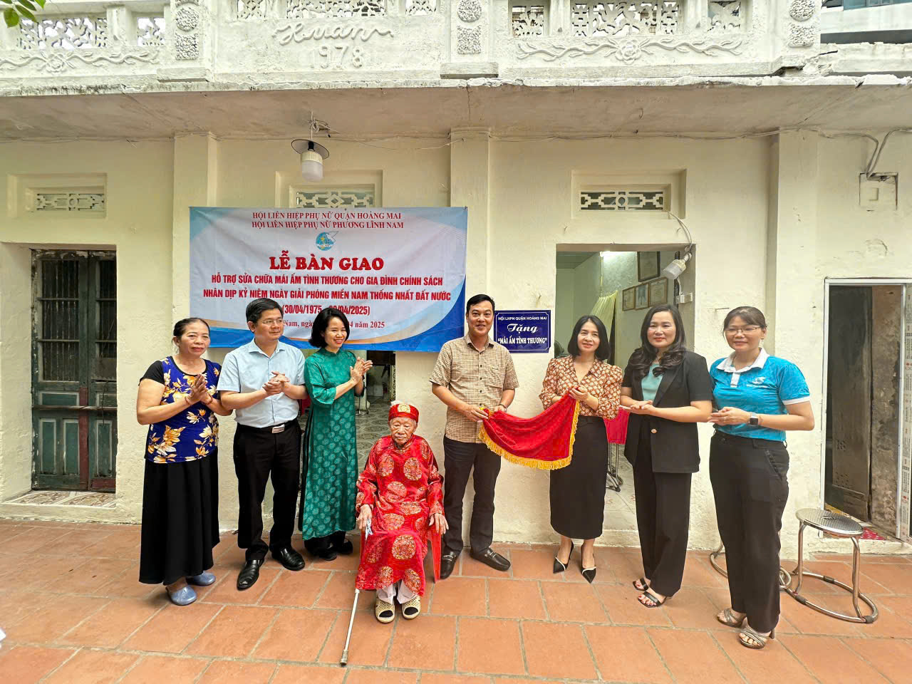 Hội lhpn quận Hoàng Mai trao tặng “Mái ấm tình thương” – thắm đượm nghĩa tình nhân dịp kỷ niệm 50 năm thống nhất đất nước- Ảnh 1.