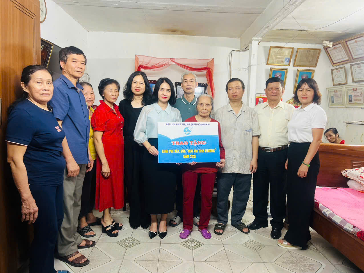 Hội lhpn quận Hoàng Mai trao tặng “Mái ấm tình thương” – thắm đượm nghĩa tình nhân dịp kỷ niệm 50 năm thống nhất đất nước- Ảnh 3.