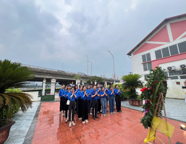 Chi đoàn Trường mầm non Họa Mi tham gia Lễ dâng hương tri ân các anh hùng liệt sĩ nhân dịp kỷ niệm 50 năm Ngày giải phóng miền Nam, thống nhất đất nước- Ảnh 1.