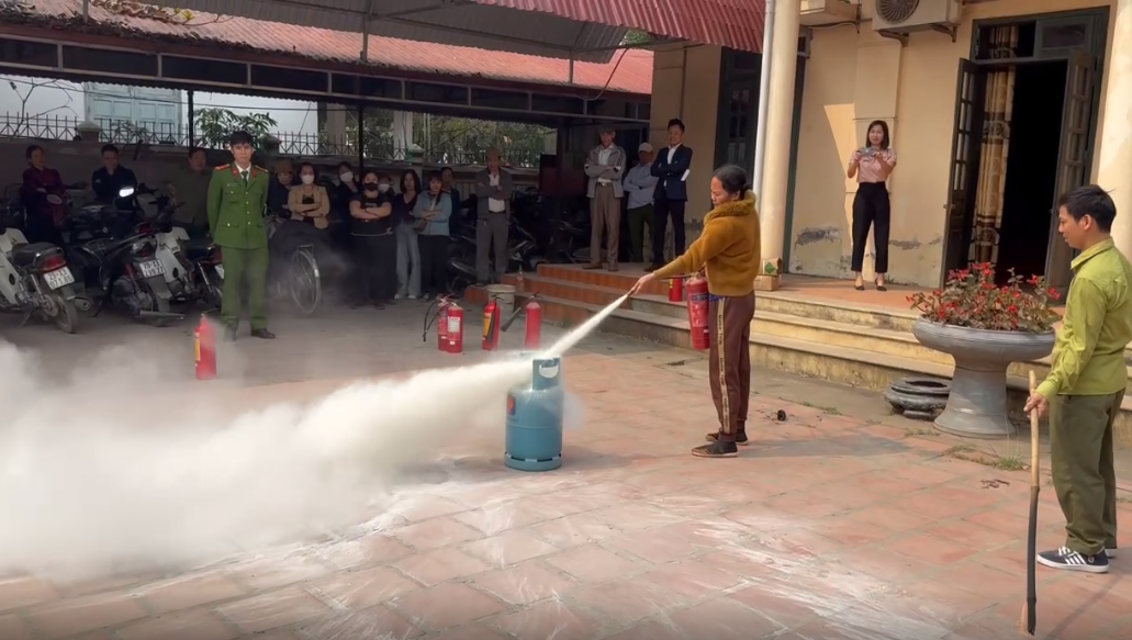 Tuyên truyền, hướng dẫn kỹ năng an toàn PCCC & CNCH cho người dân tại khu dân cư, hộ gia đình có nhà ở kết hợp sản xuất kinh doanh trên địa bàn xã Thọ An, huyện Đan Phượng, TP Hà Nội.- Ảnh 3.