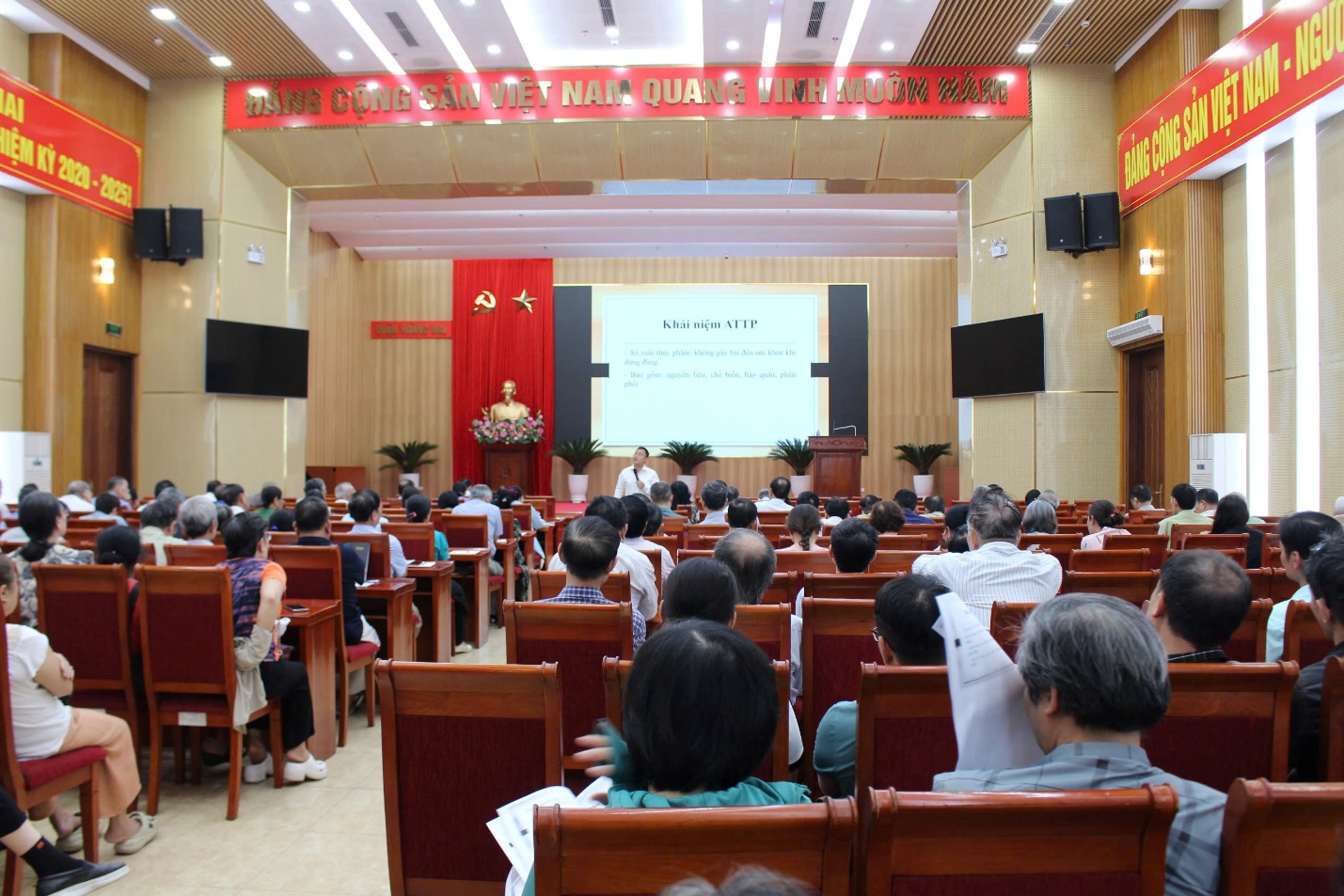 Hội nghị phổ biến, tuyên truyền các văn bản về vệ sinh an toàn thực phẩm- Ảnh 1.