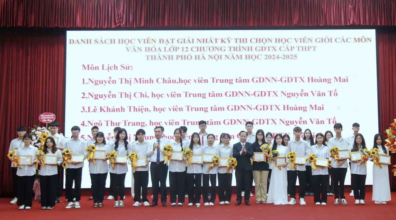 C:\Users\Admin\Desktop\HUYỆN ỦY - UBND HUYỆN\MỚI\Trung taam GDTX Giám đốc Sở GD&ĐT Hà Nội Trần Thế Cương trao thưởng cho các học viên..jpg