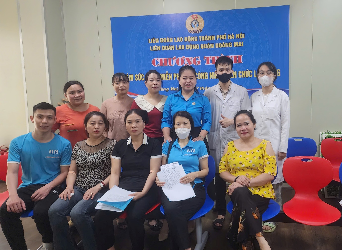 Chương trình khám sức khỏe phục vụ việc kiểm tra tình hình sức khỏe gồm các nội dung khám lâm sàng tổng quát, cân nặng, đo chiều cao, đo huyết áp, thực hiện xét nghiệm huyết học, sinh hóa, siêu âm, tuyến giáp, bụng, điện tim, tư vấn sức khỏe….giúp- Ảnh 1.