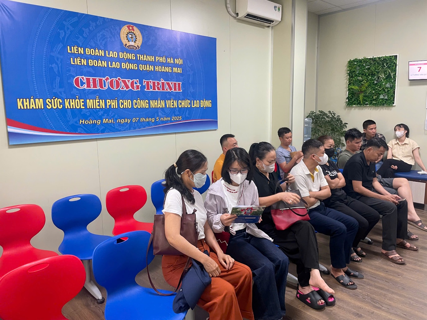 Chương trình khám sức khỏe phục vụ việc kiểm tra tình hình sức khỏe gồm các nội dung khám lâm sàng tổng quát, cân nặng, đo chiều cao, đo huyết áp, thực hiện xét nghiệm huyết học, sinh hóa, siêu âm, tuyến giáp, bụng, điện tim, tư vấn sức khỏe….giúp- Ảnh 2.