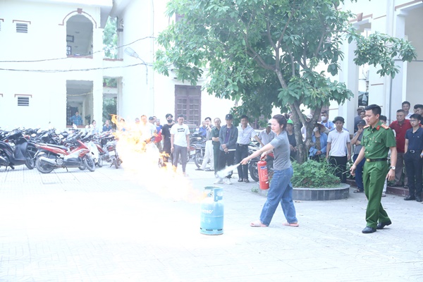 70.530 người dân trên địa bàn huyện được tuyên truyền nghiệp vụ phòng cháy, chữa cháy và cứu nạn, cứu hộ- Ảnh 4.