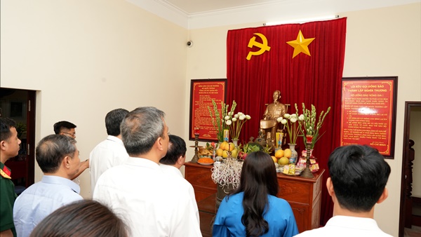 Thường trực Huyện uỷ dâng hương tại Nhà lưu niệm Bác Hồ- Ảnh 1.