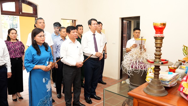 Thường trực Huyện uỷ dâng hương tại Nhà lưu niệm Bác Hồ- Ảnh 2.