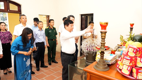 Thường trực Huyện uỷ dâng hương tại Nhà lưu niệm Bác Hồ- Ảnh 3.
