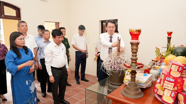 Thường trực Huyện uỷ dâng hương tại Nhà lưu niệm Bác Hồ- Ảnh 4.