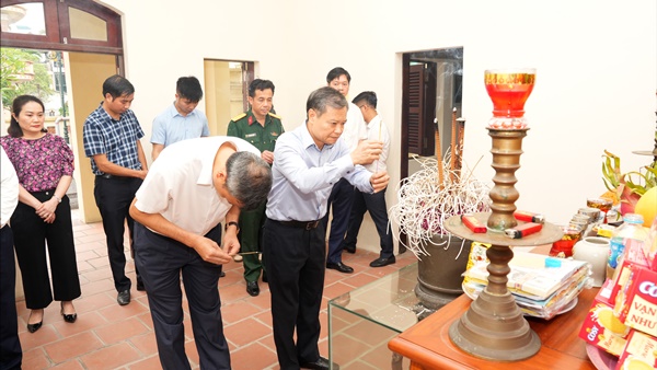 Thường trực Huyện uỷ dâng hương tại Nhà lưu niệm Bác Hồ- Ảnh 5.