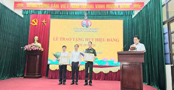 Đảng ủy xã Kim Chung tổ chức Lễ trao tặng Huy hiệu Đảng đợt 19/5/2025- Ảnh 2.
