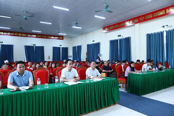 Vân Côn trao Huy hiệu Đảng đợt 19/5 và tổng kết thực hiện Chỉ thị số 05 của Bộ Chính trị- Ảnh 1.