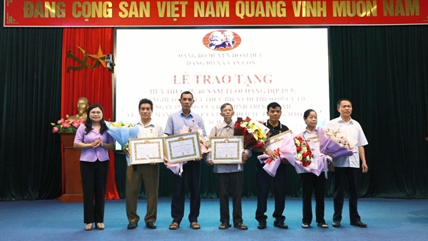 Vân Côn trao Huy hiệu Đảng đợt 19/5 và tổng kết thực hiện Chỉ thị số 05 của Bộ Chính trị- Ảnh 2.