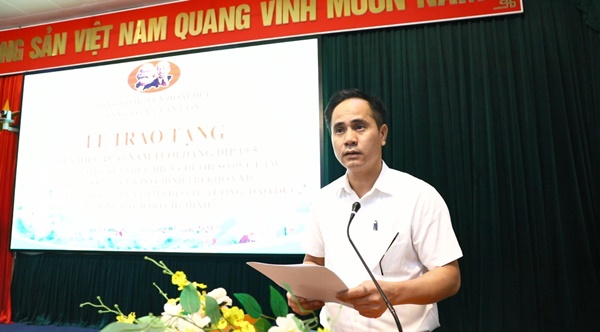 Vân Côn trao Huy hiệu Đảng đợt 19/5 và tổng kết thực hiện Chỉ thị số 05 của Bộ Chính trị- Ảnh 3.