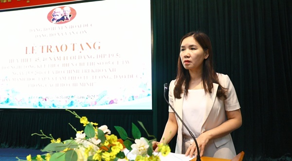 Vân Côn trao Huy hiệu Đảng đợt 19/5 và tổng kết thực hiện Chỉ thị số 05 của Bộ Chính trị- Ảnh 4.