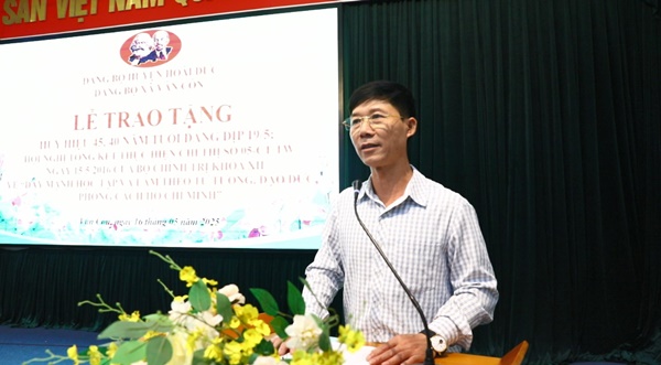 Vân Côn trao Huy hiệu Đảng đợt 19/5 và tổng kết thực hiện Chỉ thị số 05 của Bộ Chính trị- Ảnh 5.