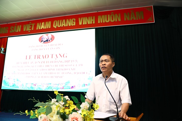 Vân Côn trao Huy hiệu Đảng đợt 19/5 và tổng kết thực hiện Chỉ thị số 05 của Bộ Chính trị- Ảnh 7.
