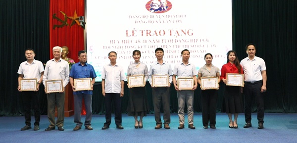 Vân Côn trao Huy hiệu Đảng đợt 19/5 và tổng kết thực hiện Chỉ thị số 05 của Bộ Chính trị- Ảnh 8.