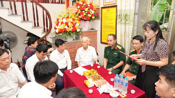 Thường trực Huyện uỷ trao tặng Huy hiệu Đảng- Ảnh 2.