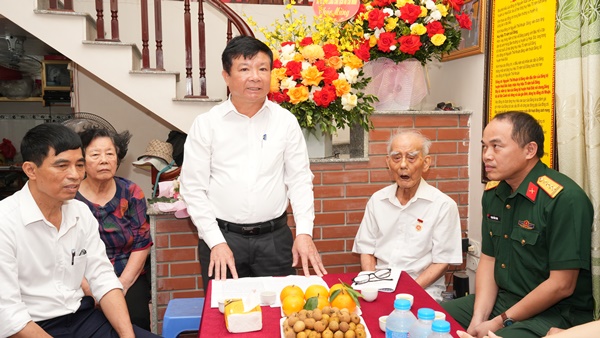 Thường trực Huyện uỷ trao tặng Huy hiệu Đảng- Ảnh 3.