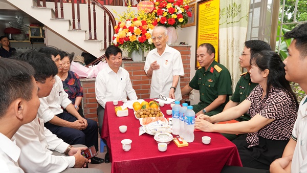 Thường trực Huyện uỷ trao tặng Huy hiệu Đảng- Ảnh 4.