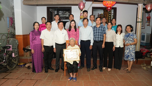 Thường trực Huyện uỷ trao tặng Huy hiệu Đảng- Ảnh 5.