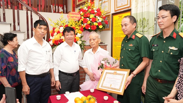 Thường trực Huyện uỷ trao tặng Huy hiệu Đảng- Ảnh 6.