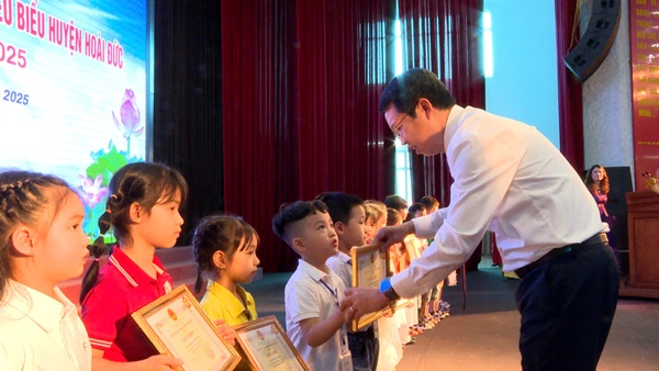 Hoài Đức tuyên dương, khen thưởng 489 học sinh giỏi tiêu biểu năm học 2024-2025- Ảnh 5.