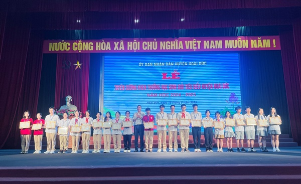 Hoài Đức tuyên dương, khen thưởng 489 học sinh giỏi tiêu biểu năm học 2024-2025- Ảnh 6.