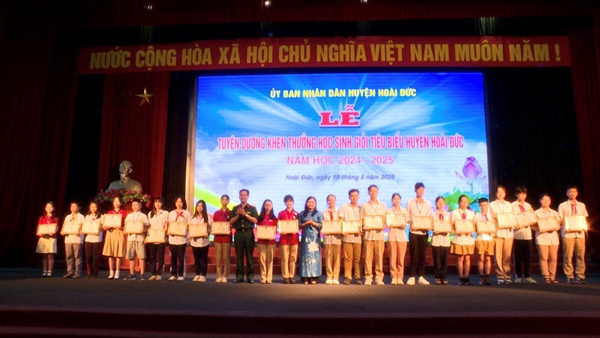 Hoài Đức tuyên dương, khen thưởng 489 học sinh giỏi tiêu biểu năm học 2024-2025- Ảnh 7.