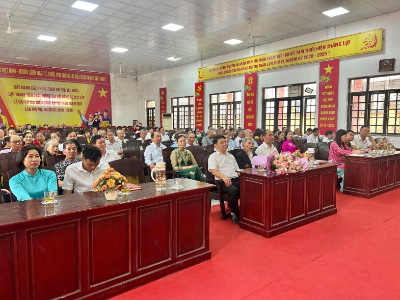 Đảng bộ thị trấn Trạm Trôi tổ chức Lễ kỷ niệm 135 năm ngày sinh Chủ tịch Hồ Chí Minh (19/5/1890 – 19/5/2025), Trao tặng Huy hiệu Đảng đợt 19/5/2025- Ảnh 1.