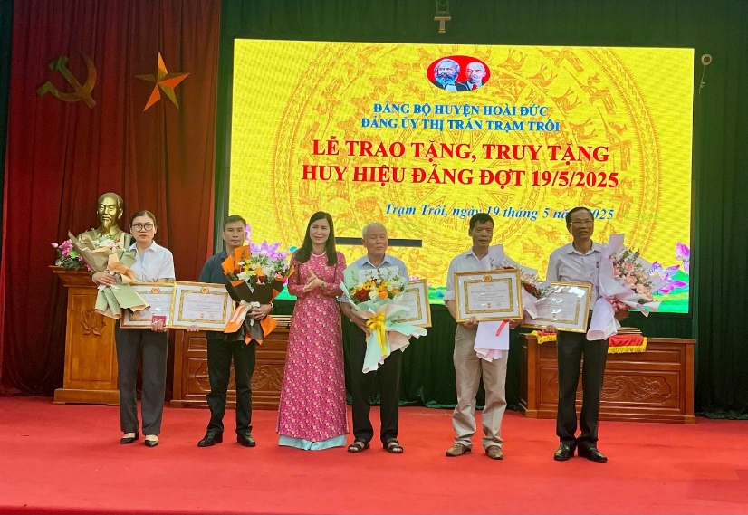 Đảng bộ thị trấn Trạm Trôi tổ chức Lễ kỷ niệm 135 năm ngày sinh Chủ tịch Hồ Chí Minh (19/5/1890 – 19/5/2025), Trao tặng Huy hiệu Đảng đợt 19/5/2025- Ảnh 2.