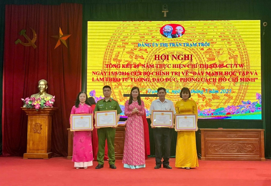 Đảng bộ thị trấn Trạm Trôi tổ chức Lễ kỷ niệm 135 năm ngày sinh Chủ tịch Hồ Chí Minh (19/5/1890 – 19/5/2025), Trao tặng Huy hiệu Đảng đợt 19/5/2025- Ảnh 5.